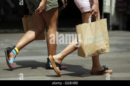 Shopping d'été.Vue générale de l'acheteur avec le sac Primark sur Oxford Street, Londres, par temps chaud. Banque D'Images