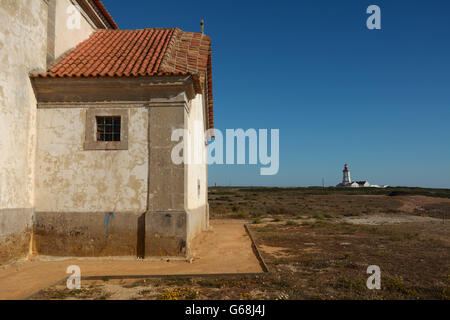 Le sanctuaire Santuário de Nossa Senhora do Cabo Espichel et le phare en arrière-plan, le Cap Espichel, Setúbal, Portugal Banque D'Images