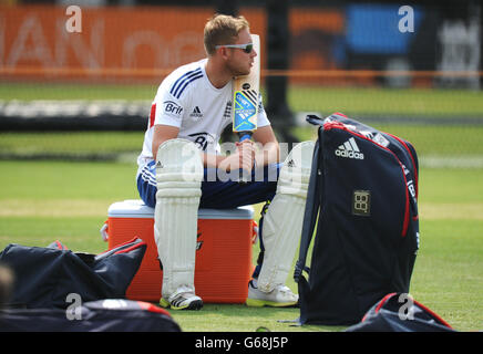 Cricket - deuxième test Investec Ashes - Angleterre v Australie - session England nets - première journée - Lord's.Stuart Broad regarde l'équipe d'Angleterre pendant la séance de filets au terrain de cricket de Lord's, à Londres. Banque D'Images