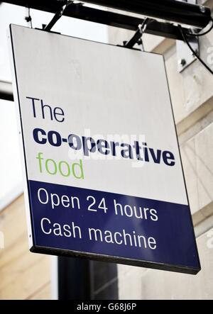 Un point de vue général sur une coopérative alimentaire, dans le Strand, dans le centre de Londres, alors que le Groupe coopératif en difficulté a haussé les épaules dans son bras bancaire alors que son activité de supermarché est revenue à la croissance des ventes alimentaires pour la première fois depuis février, selon de nouveaux chiffres. Banque D'Images