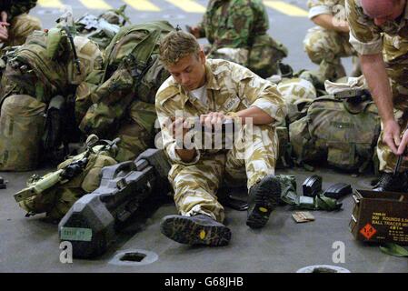 Photo publiée, de Royal Marines de 40 Commando de HMS Ocean ayant reçu leurs munitions avant de débarquer à leur base. Banque D'Images