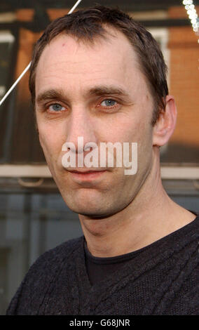 Auteur et journaliste will Self pose pour les photographes pendant qu'il dévoile une plaque bleue du patrimoine anglais à l'écrivain et journaliste édouardien, Hector Hugh Munro, connu sous le nom de « Saki » au 97 Mortimer Street. * .. Mortimer Street a été la maison de 'Saki' entre 1911 et 1914, et où il a écrit sa littérature la plus célèbre, y compris 'l'insupportable Bassington' et 'Reginald en Russie'. Banque D'Images