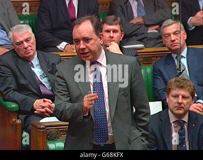 Alex Salmond, chef du Parti national écossais, répond au secrétaire aux Affaires étrangères Jack Straw à la Chambre des communes. Robin Cook a mis à l'épreuve la détermination de Tony Blair - en quittant le Cabinet alors que la Grande-Bretagne et les États-Unis ont dégagé les ponts pour une action militaire contre l'Irak. * le président George Bush utilisera une adresse télévisée au peuple américain - diffusé à 1h00 heure du Royaume-Uni - pour déposer un ultimatum à Saddam Hussein pour quitter son pays ou être enlevé par la force. Banque D'Images