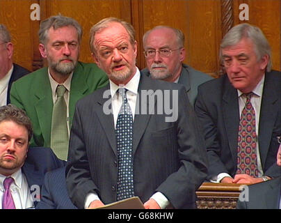 Le leader de la Chambre des communes, Robin Cook, répond au secrétaire aux Affaires étrangères, Jack Straw, à la Chambre des communes. Robin Cook a mis à l'épreuve la détermination de Tony Blair - en quittant le Cabinet alors que la Grande-Bretagne et les États-Unis ont dégagé les ponts pour une action militaire contre l'Irak. * le président George Bush utilisera une adresse télévisée au peuple américain - diffusé à 1h00 heure du Royaume-Uni - pour déposer un ultimatum à Saddam Hussein pour quitter son pays ou être enlevé par la force. Banque D'Images