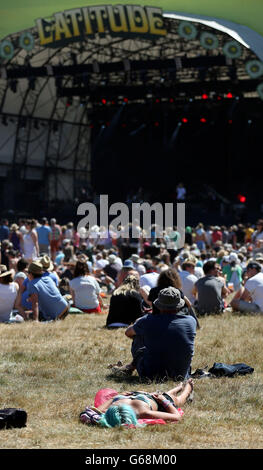 Le festival accueille les visiteurs pendant le Latitude Festival à Henham Park près de Southwold, Suffolk. Banque D'Images