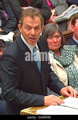 Le premier ministre Tony Blair et le secrétaire au développement international, clare Short, lors d'un débat sur la guerre contre l'Irak, tenu à la Chambre des communes. Banque D'Images