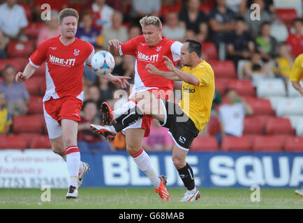 Football - pré-saison - Kidderminster Harriers / Port Vale - Aggborough.Jamie Tolley, de Kidderminster Harriers, et Chris Shuker, de Port Vale, pour le ballon Banque D'Images