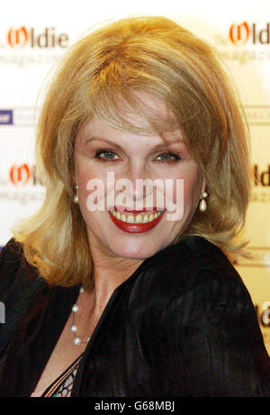 L'actrice Joanna Lumley à un photocall avant les Oscars Oldie de l'année chez Simpsons dans le Starnd. Les prix sponsorisés par le magazine Oldie célèbrent le travail des membres plus âgés de la société. 01/04/03 : Lumley dévoilait des témoignages vidéo aux députés de la Chambre des communes alléguant que jusqu'à deux millions d'animaux par an souffrent énormément dans le commerce des transports d'animaux soutenu par l'UE. Mme Lumley, qui milite pour la compassion dans le monde agricole, souhaite un soutien en faveur d’une réforme radicale du droit européen des transports. Banque D'Images