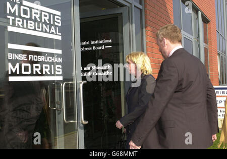 Adrienne McGlinchey, avant de témoigner devant le tribunal Morris, qui enquêtera sur la corruption de Garda à Co Donegal dans un parc d'affaires à Donnybrook, Dublin, République d'Irlande. * .. L'informateur présumé de l'IRA a dit aujourd'hui au Tribunal comment elle et deux jardinai ont transporté du matériel de fabrication de bombes dans des adresses de Co Donegal. Elle a également rapporté avoir été informée à une étape par un détective de garda de saupoudrer de l'engrais moulu sur le tapis de la chambre de sa maison. Mais Adrienne McGlinchey a nié avoir jamais été membre de l'IRA ou de toute autre organisation terroriste - ou avoir pris part à des attentats à la bombe, en insistant sur ce qui suit : Banque D'Images