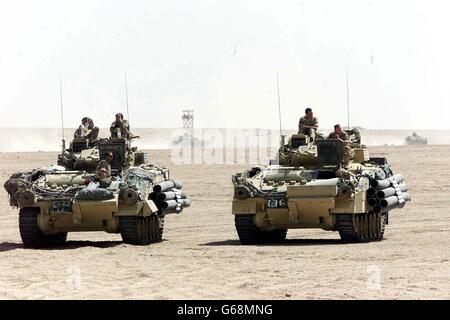 Membres du Royal Regiment of Fusiliers, Desert rats en exercice près de leur base au Koweït. Banque D'Images