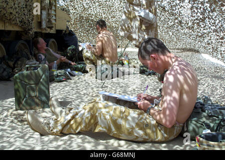 SGT Steve Hornsby (à droite) avec des membres du Royal Regiment of Fusiliers, des rats du désert en exercice près de leur base au Koweït. Banque D'Images