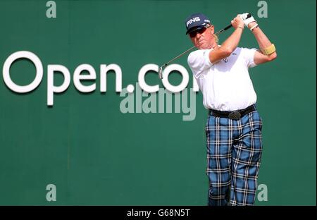 Miguel Angel Jiménez, de l'Espagne, débarque sur le premier trou au cours de la troisième journée du Championnat d'Open de 2013 au Club de golf de Muirfield, East Lothian. Banque D'Images