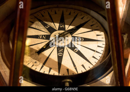 Fermer voir de vieux compas nautique Historique Banque D'Images