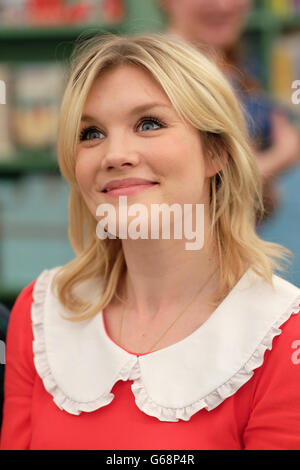 Hay Festival 2016 - Emerald Fennell actrice auteur et écrivain lors d'une session de signature de livre livre Hay Festival Mai 2016 Banque D'Images