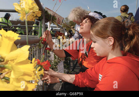 Des manifestants anti-guerre ont posé des fleurs aux portes lors d'une manifestation à la RAF Fairford, à Gloucester, où les bombardiers B-52 ont quitté le Golfe pour rejoindre la campagne de guerre contre l'Irak. 15/01/04: La haute Cour a entendu aujourd'hui des allégations selon lesquelles la police a enfreint les lois sur les droits de l'homme en interdisant aux militants de la paix d'organiser une manifestation anti-guerre à RAF Fairford en mars dernier. Banque D'Images