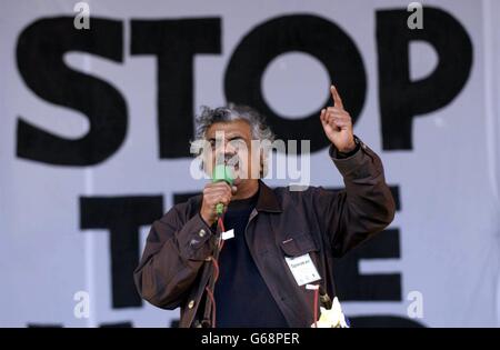 Tariq Ali s'adresse au rassemblement contre la guerre à Hyde Park, dans le centre de Londres. Banque D'Images