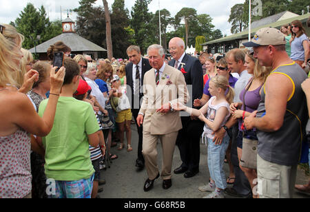 Le Prince de Galles accueille les gens lorsqu'il arrive au Royal Welsh Show au Royal Wales Showground à Llanelwedd, à Builth Wells. APPUYEZ SUR ASSOCIATION photo. Date de la photo: Mercredi 24 juillet 2013. Voir PA Story ROYAL Welsh. Le crédit photo devrait être le suivant : Matt Cardy/PA Wire Banque D'Images