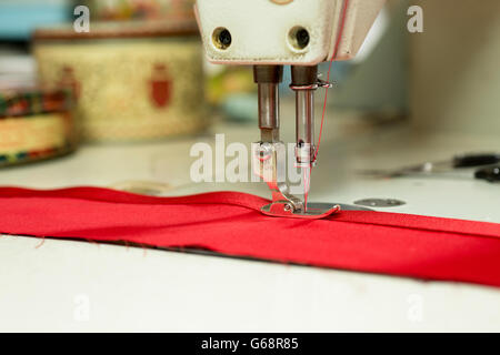 Libre de machine à coudre aiguilles contrastantes de couleur rouge ruban de satin chiffon Banque D'Images