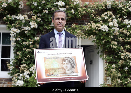 Mark Carney, gouverneur de la Banque d'Angleterre, avec le billet de dix livres mettant en vedette Jane Austen au Jane Austen House Museum à Chawton, près d'Alton. Le billet Austen sera émis dans l'année suivant le billet Churchill &Pound;5, qui sera diffusé en 2016. Banque D'Images