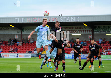 Craig Reid, de Coventry City, lutte pour la balle avec Matty Blair, de Fleetwood Town Banque D'Images