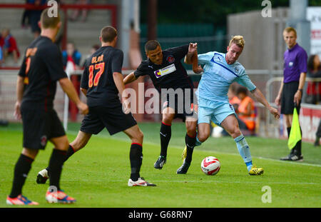 Football - pré-saison - Fleetwood Town / Coventry City - Highbury Stadium.Craig Reid, de Coventry City, lutte pour le ballon avec Antoni Sarcevic, de Fleetwood Town Banque D'Images