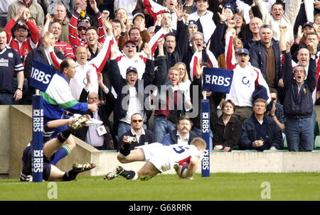 Josh Lewsey, l'Angleterre, marque sa première moitié contre s'il s'agit de l'Écosse, lors du match des RBS 6 Nations à Twickenham, Londres. Banque D'Images