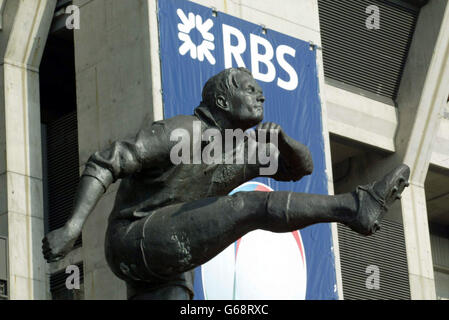 La sculpture d'un joueur de rugby devant le stade avant le match des RBS 6 Nations entre l'Angleterre et l'Écosse à Twickenham, Londres. L'Angleterre défait l'Écosse de 40 à 9. Banque D'Images