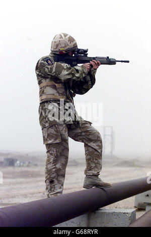 Compagnie Z des Desert rats en patrouille, recherchant les pillards présumés autour d'une raffinerie de pétrole locale, au sud-est de Bassorah, en Irak. Banque D'Images