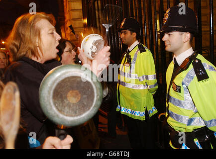 Des femmes protestent contre la guerre en Irak en frappant des casseroles devant les portes de Downing Street dans le centre de Londres. Banque D'Images