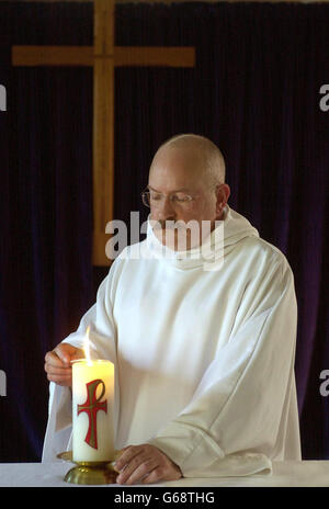 Le révérend William Mounsey, aumônier anglican de la RAF Leuchers, Fife, allume une bougie pour la paix, dans l'église St Paul et St Michael's à la base. Banque D'Images