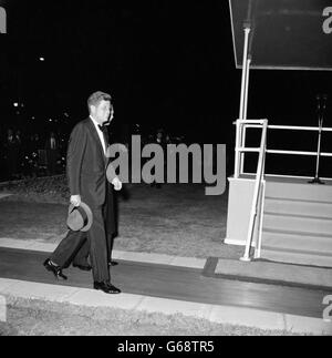 Le président américain John Kennedy photographié à l'aéroport de Londres (Heathrow) peu avant de rentrer chez lui tard dans la nuit dernière, après sa visite éclair dans la capitale britannique. Sa femme, Mme JACQUELINE KENNEDY, séjournait à Londres avant de partir pour une visite en Grèce. Banque D'Images