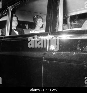 Le président américain John F Kennedy et son épouse Jacqueline sont photographiés dans une voiture, alors qu'ils s'éloignent de la place No 4 Buckingham, la maison du prince et de la princesse Radziwill. Banque D'Images