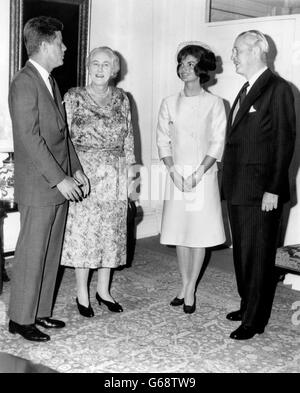 Politique - John F Kennedy et Harold Macmillan - Admiralty House, Londres Banque D'Images