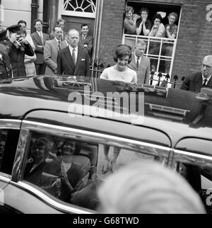 Jacqueline Kennedy, épouse du président américain John F Kennedy, quitte la maison de sa sœur, la princesse Radziwill, à Londres. Elle se rendit à Admiralty House pour se joindre à son mari pour déjeuner avec le premier ministre et Lady Dorothy Macmillan. Banque D'Images