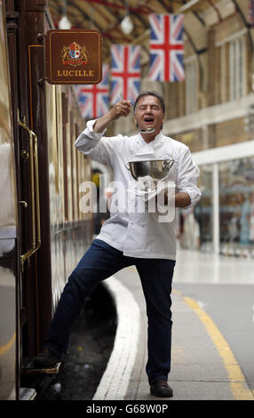 Raymond blanc, le chef étoilé au Michelin, assiste à une séance photo à côté du British Pullman, train jumeau pour le Venice Simplon-Orient-Express, à la gare Victoria de Londres, afin de promouvoir une série de dîners « pop-up » organisés par des chefs renommés dans le train en 2013 et 2014. Banque D'Images