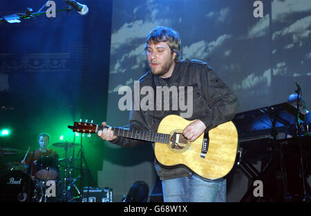 Le chanteur de Doves, Jimi Goodwin, se produit sur scène lors du quatrième d'une série de concerts spéciaux pour l'association Teenage cancer Trust au Royal Albert Hall, dans le centre de Londres. * les spectacles de la Fiducie du cancer chez les adolescents sont la petite fille du préhomme de l'OMS Roger Daltrey et du coprésident de l'organisme de bienfaisance, le Dr Adrian Whiteson. Banque D'Images