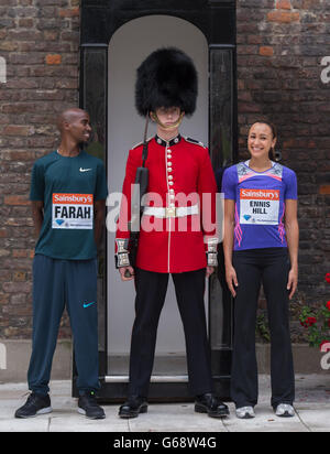 Les champions olympiques Mo Farah et Jessica Ennis-Hill posent pour des photos avec une garde de Coldstream pendant la séance photo à la Tour de Londres. Banque D'Images