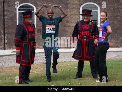 Les champions olympiques Mo Farah et Jessica Ennis-Hill posent pour des photos avec les Warders Yeoman Mitch Jones (deuxième à droite) et James Duncan lors de la séance photo à la Tour de Londres. Banque D'Images