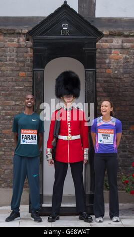 Les champions olympiques Mo Farah et Jessica Ennis-Hill posent pour des photos avec une garde de Coldstream pendant la séance photo à la Tour de Londres. Banque D'Images