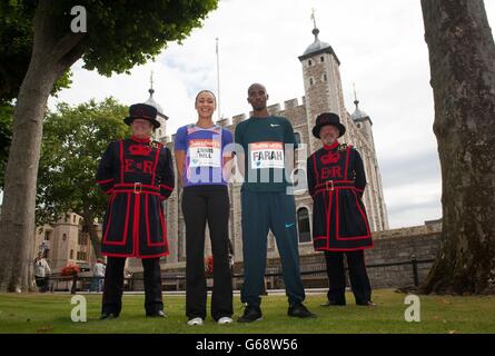 Les champions olympiques Mo Farah et Jessica Ennis-Hill posent pour des photos avec les gardiens Yeoman Mitch Jones (à droite) et James Duncan et avec une garde Coldstream pendant la séance photo à la Tour de Londres. Banque D'Images