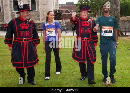 Les champions olympiques Mo Farah et Jessica Ennis-Hill posent pour des photos avec les Warders Yeoman Mitch Jones (à gauche) et James Duncan pendant la séance photo à la Tour de Londres, Londres. Banque D'Images