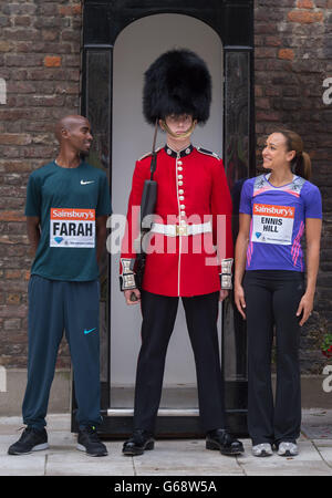 Les champions olympiques Mo Farah et Jessica Ennis-Hill posent pour des photos avec une garde de Coldstream pendant la séance photo à la Tour de Londres. Banque D'Images