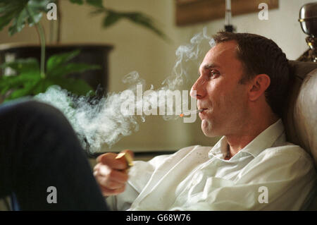 Will Self, romancier anglais, journaliste, commentateur politique et personnalité de la télévision. à son domicile dans le sud ouest de Londres. Banque D'Images