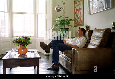 Will Self, romancier anglais, journaliste, commentateur politique et personnalité de la télévision. à son domicile dans le sud ouest de Londres. Banque D'Images