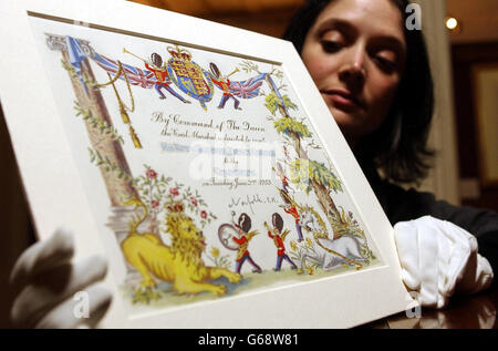 Susan Owens, conservatrice adjointe de la salle d'impression du château de Windsor, Avec une invitation peinte à la main au jeune Prince Charles pour le couronnement de la Reine en 1953 qui sera présentée dans le cadre d'une exposition à la Galerie des dessins * ... à Windsor pour marquer le 50 e anniversaire du couronnement de la Reine. L'exposition rassemble des documents historiques des Archives royales, de la Bibliothèque royale et de la Collection de photographies royales sur le rituel du couronnement du XVIIe siècle à nos jours. Banque D'Images
