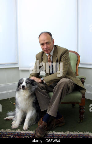 J Peter Conradi, auteur d''Iris Murdoch : A Life' avec son Blue Eyed Collie, nuageux, qui a servi de modèle pour le chien 'Anax' dans Murdoch's roman 'Le Chevalier vert' (1993), à son domicile dans le sud ouest de Londres. Banque D'Images