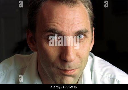 Will Self, romancier anglais, journaliste, commentateur politique et personnalité de la télévision. à son domicile dans le sud ouest de Londres. Banque D'Images