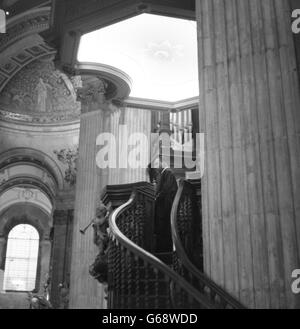 Dr Martin Luther King dans la chaire de la cathédrale Saint-Paul, où il est devenu le premier ministre de l'Église libre à prêcher à un service statutaire à Saint-Paul. Il a passé quelques jours en Grande-Bretagne en route pour Oslo pour recevoir le prix Nobel de la paix. Banque D'Images