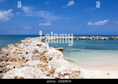 Le panneau d'avertissement sur l'île Grand Cayman Seven Mile Beach. Banque D'Images