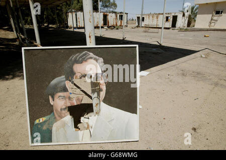 Image publiée jeudi 3 avril 2003, d'un portrait défacé dans le domaine du manoir du cousin de Saddam Hussein, Ali Hassan Al Majid, également connu sous le nom de 'Chemical Ali', après que des personnes locales ont pillé la maison près de Bassora.Photo PA : Dan Chung/The Guardian/MOD Pool. Banque D'Images